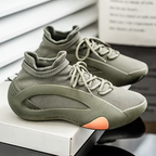 Basketballschuhe für Herren mit BOOST-Dämpfung, Rückfederung und Atmungsaktivität.